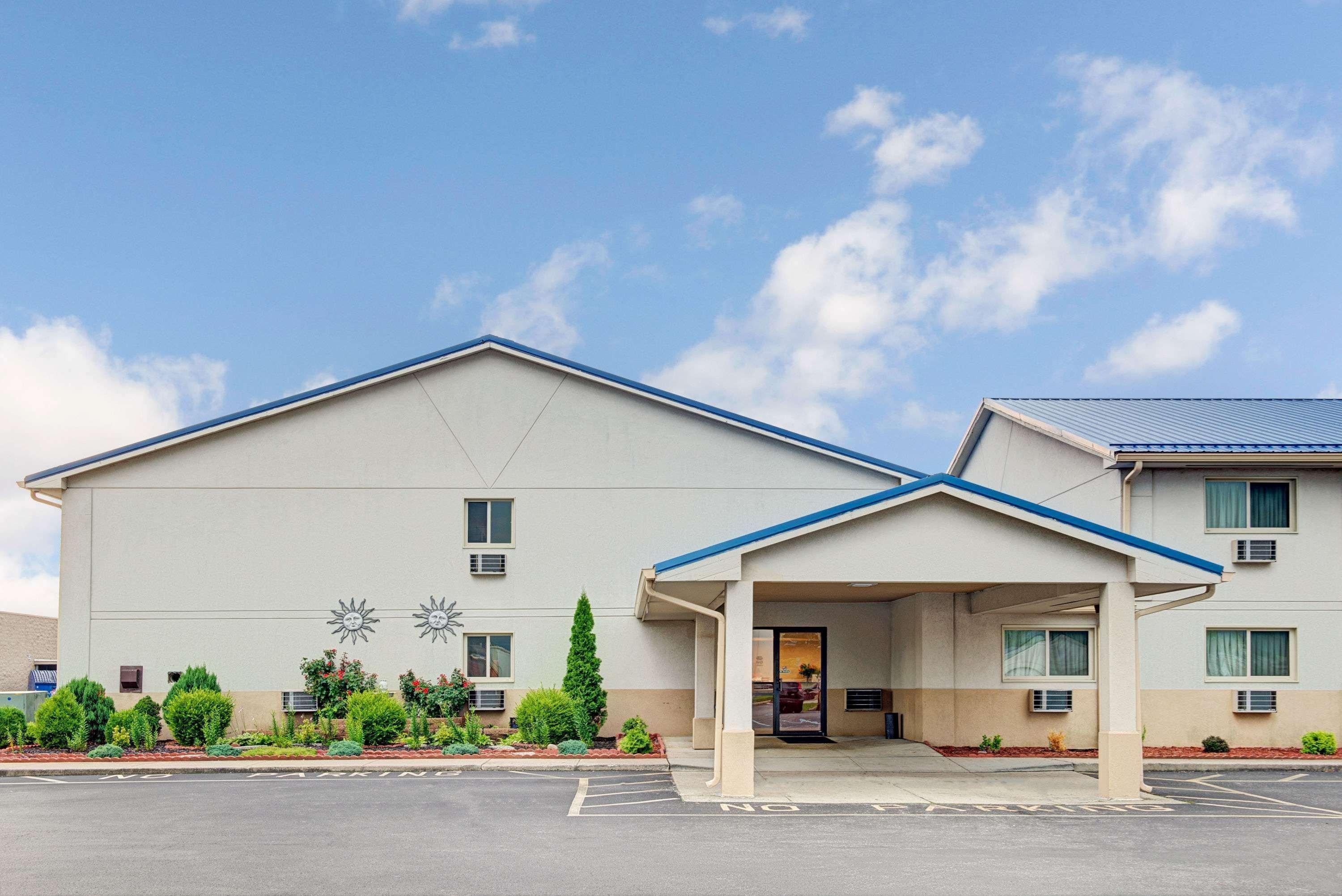 Super 8 By Wyndham Indianapolis Emerson Экстерьер фото