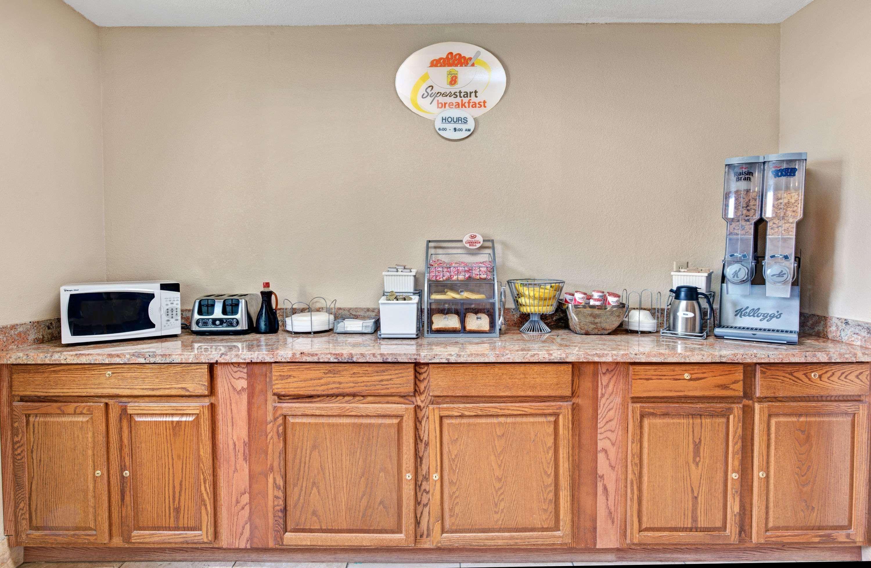 Super 8 By Wyndham Indianapolis Emerson Экстерьер фото