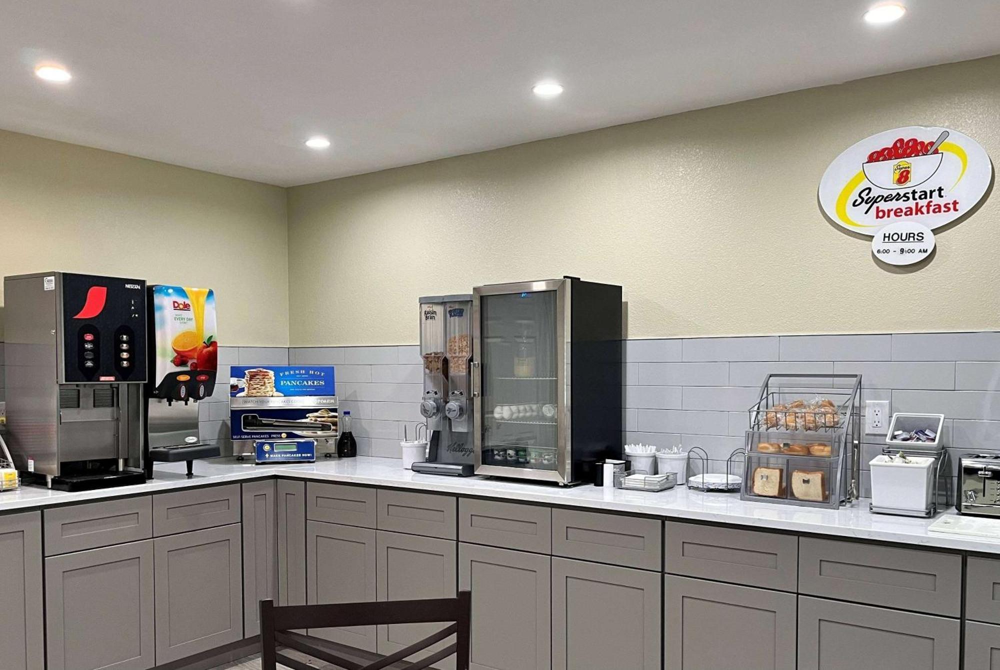 Super 8 By Wyndham Indianapolis Emerson Экстерьер фото