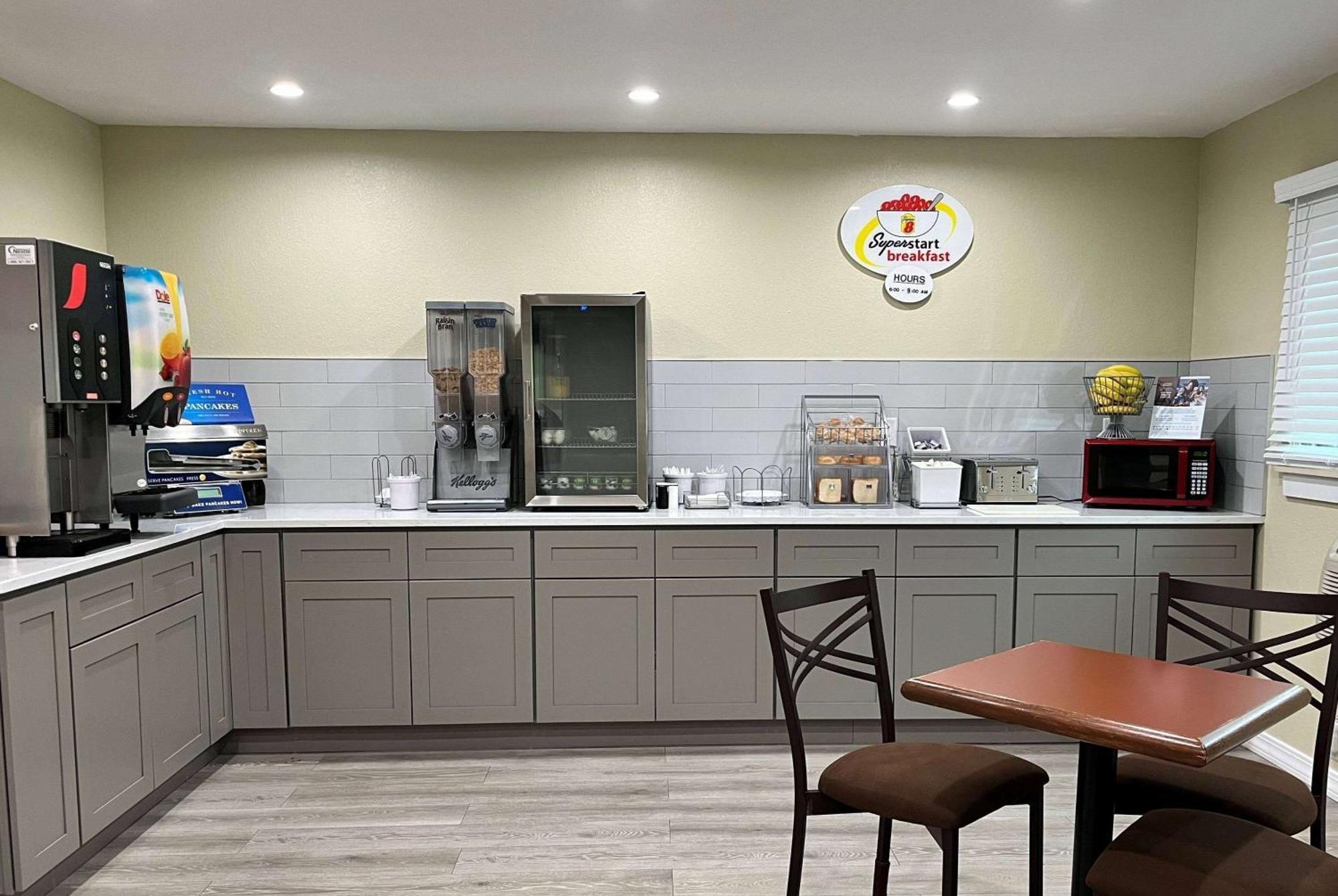 Super 8 By Wyndham Indianapolis Emerson Экстерьер фото